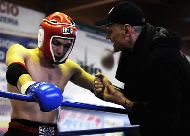 Il maestro Tony sansaro con un suo alievo durante un combattimento dilettanti